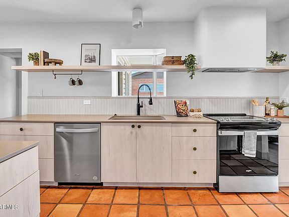 4th image of 826 E Lamar Rd