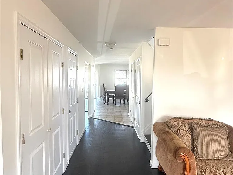 1318 Post Ave — Photo 3