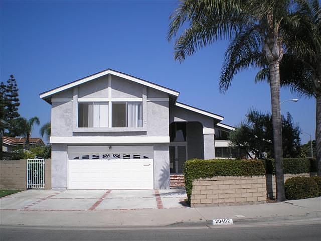 Dramatic tri-level home