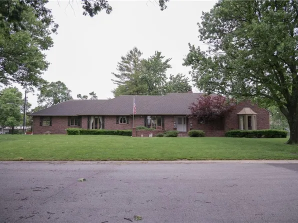 1102 Nakomis Dr, Paola, KS 66071