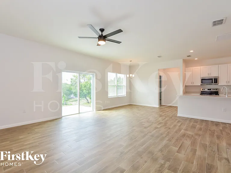 2011 E Prairie Cir — Photo 3