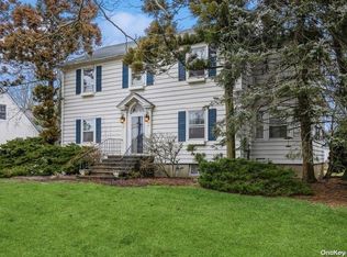 41 W Islip Rd, West Islip, NY 11795