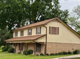 1221 Green Briar Dr, Huntsville, TX 77340