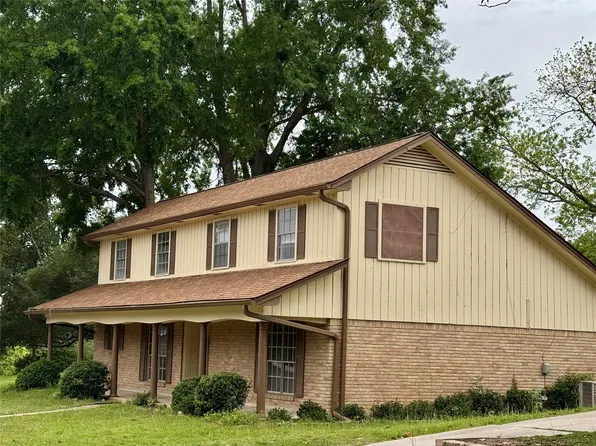 1221 Green Briar Dr, Huntsville, TX 77340