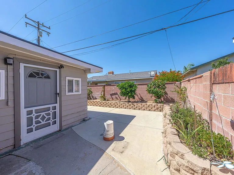 1817 E Morava Ave — Photo 31
