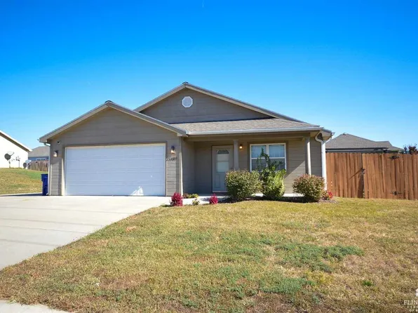 1409 Hickory Ln, Junction City, KS 66441