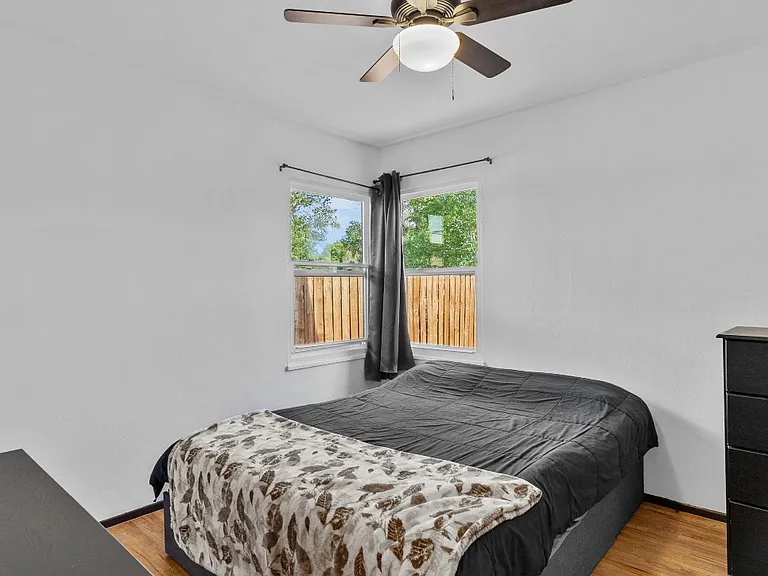 1327 W Ivesbrook St — Photo 13