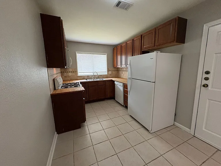 1307 Corona Dr — Photo 8