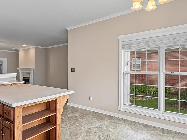 141 Canterbury Dr — Photo 8