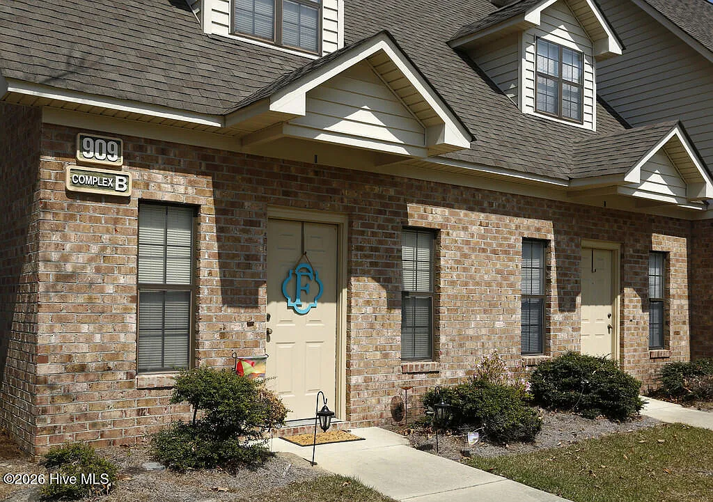 2 bed, 2.5 bath, 1240 sqft, $1,095 — Photo 1