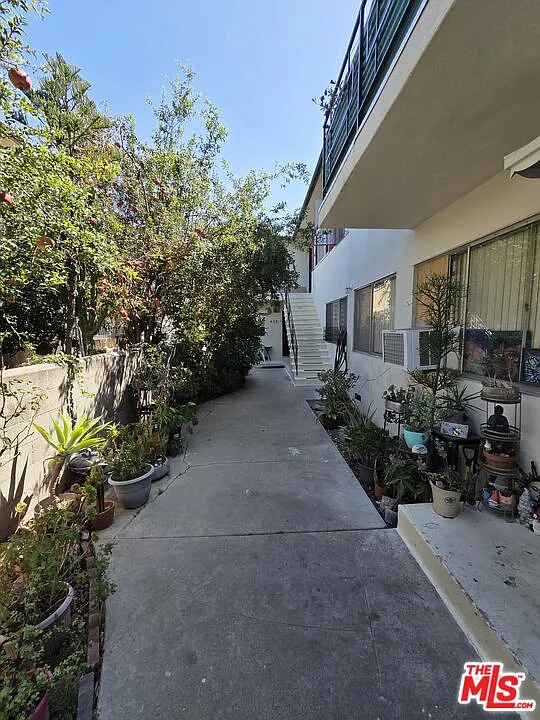 1532 N Harvard Blvd #8