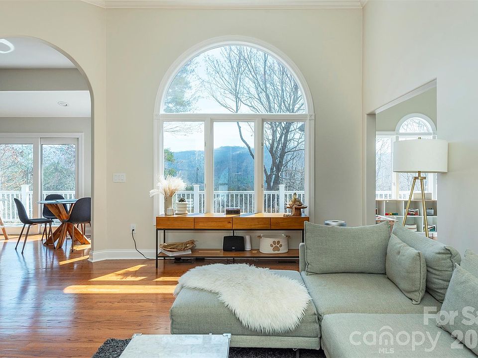 1st image of 11 High Meadow Dr