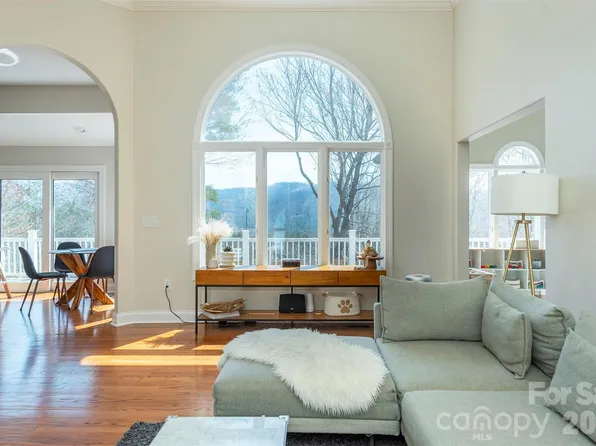 11 High Meadow Dr, Weaverville, NC 28787