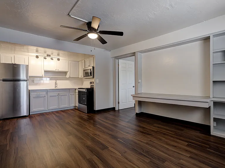 1325 W Lindsey St — Photo 32