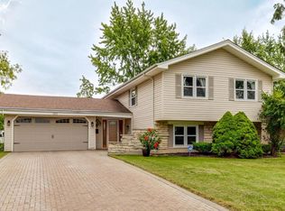 1325 N Oakmont Rd, Hoffman Estates, IL 60169