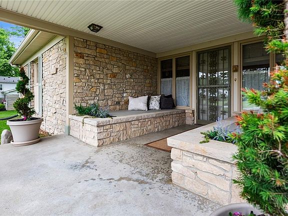 4th image of 1157 S Beechwood Dr