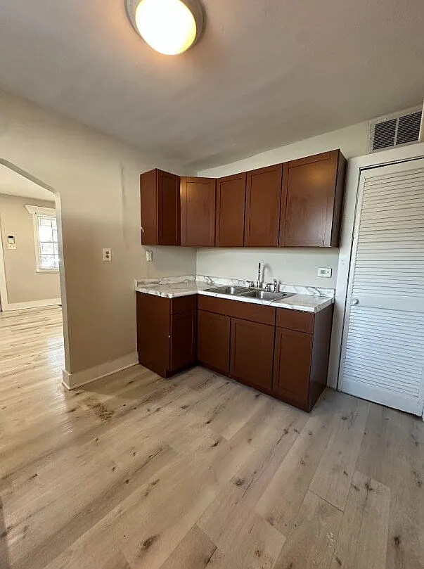 1 bed, 1.0 bath, $975 — Photo 4