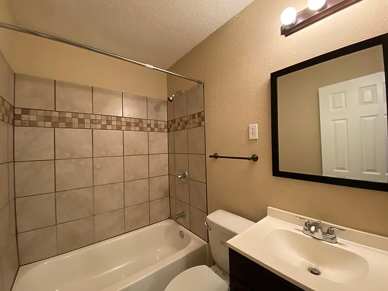 1032 University St — Photo 13