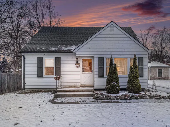 3590 Richmond St, Waterford, MI 48328