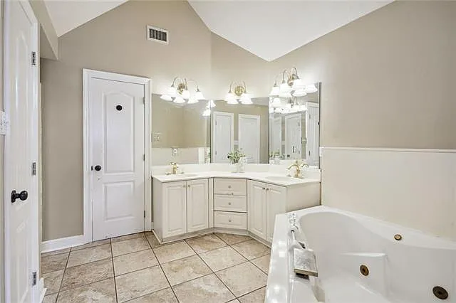 305 Charles Ct — Photo 12
