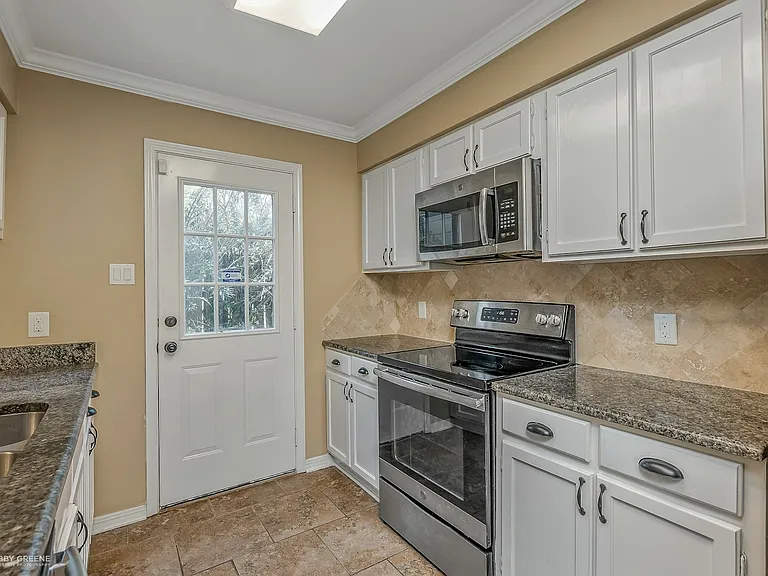 10101 Saratoga Dr — Photo 1