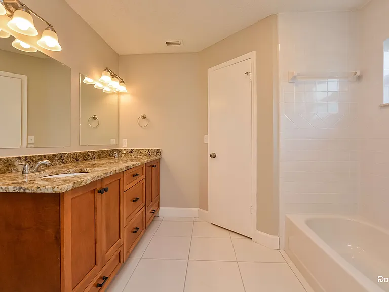 556 Silvergate Loop — Photo 16