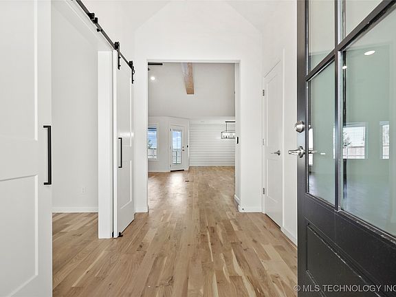 2nd image of 2906 E Rockford Pl