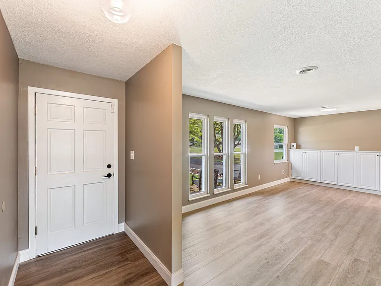 105 Meadowlark Dr — Photo 5