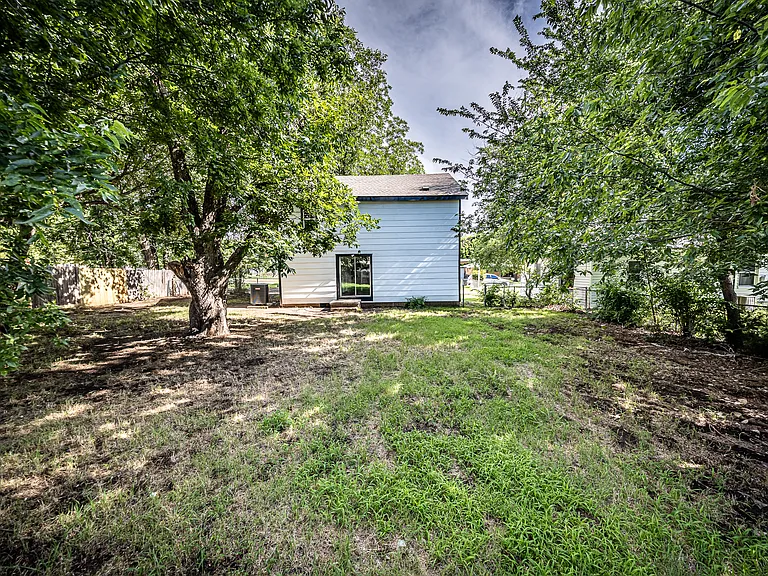 1905 NW Baldwin Ave — Photo 32