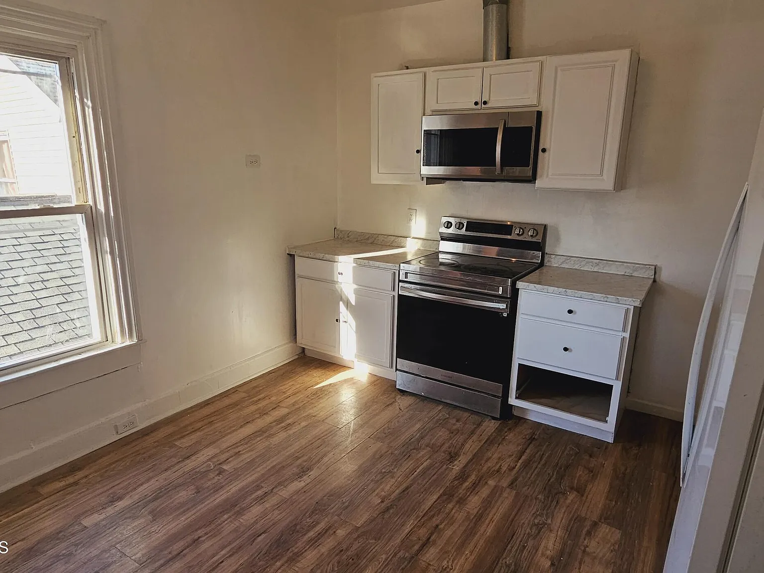 3 bed, 1.0 bath, 925 sqft, $1,000 — Photo 4