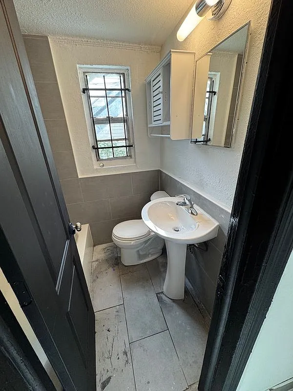 2 bed, 1.0 bath, 663 sqft, $1,200 — Photo 4