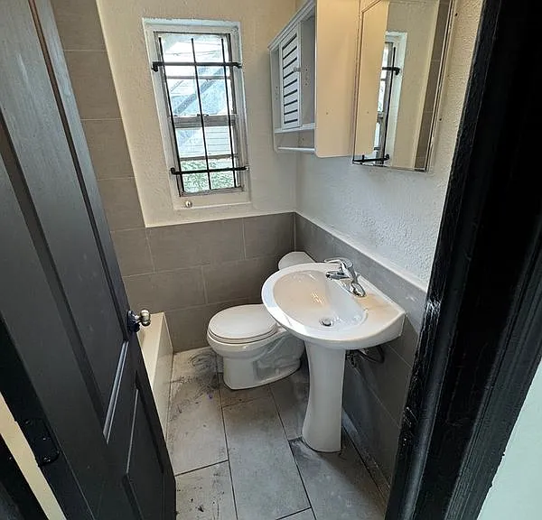 929 W 27th St #933 — Photo 4