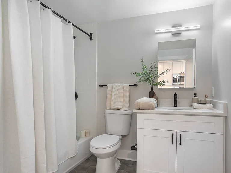 Connecticut House Apartments — Photo 43