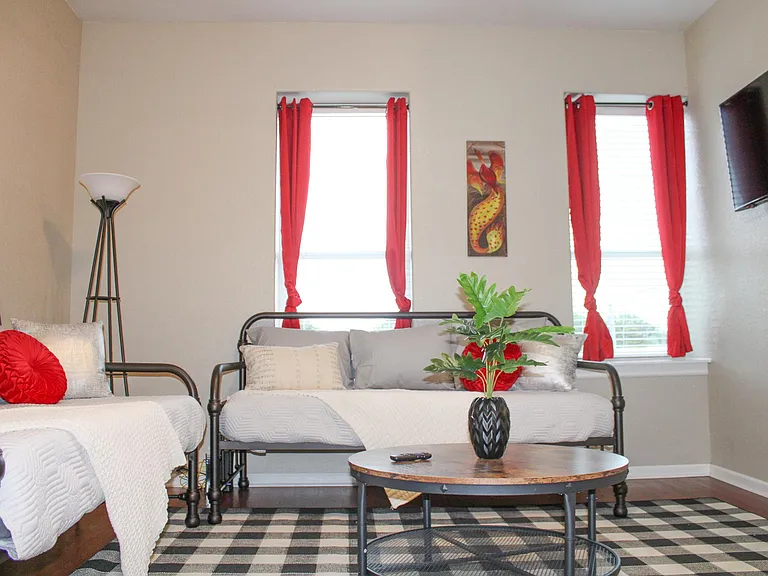 211 E Court St #B — Photo 3