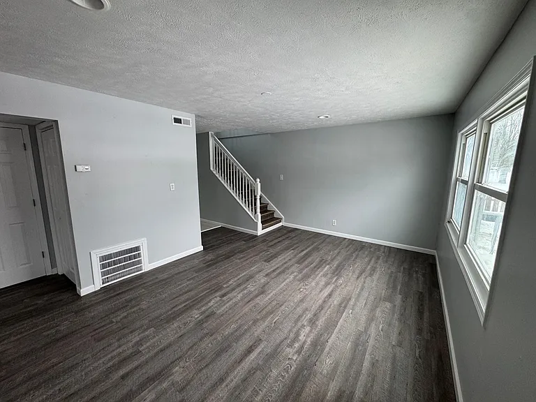 416 E Chippewa Ave — Photo 3
