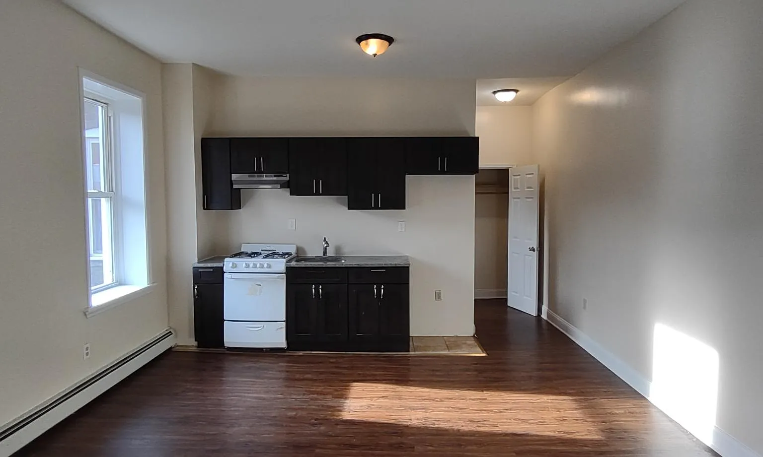 Studio, $1,000 — Photo 1