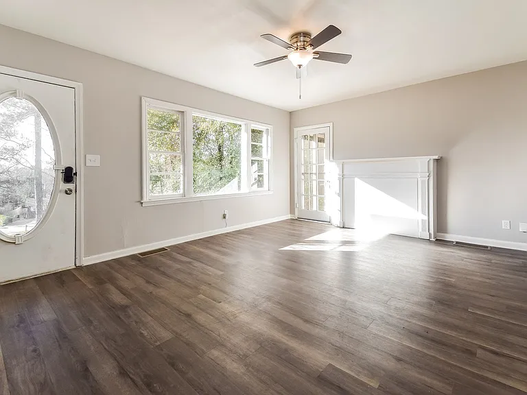 1038362_018_living_room_13470349.jpg