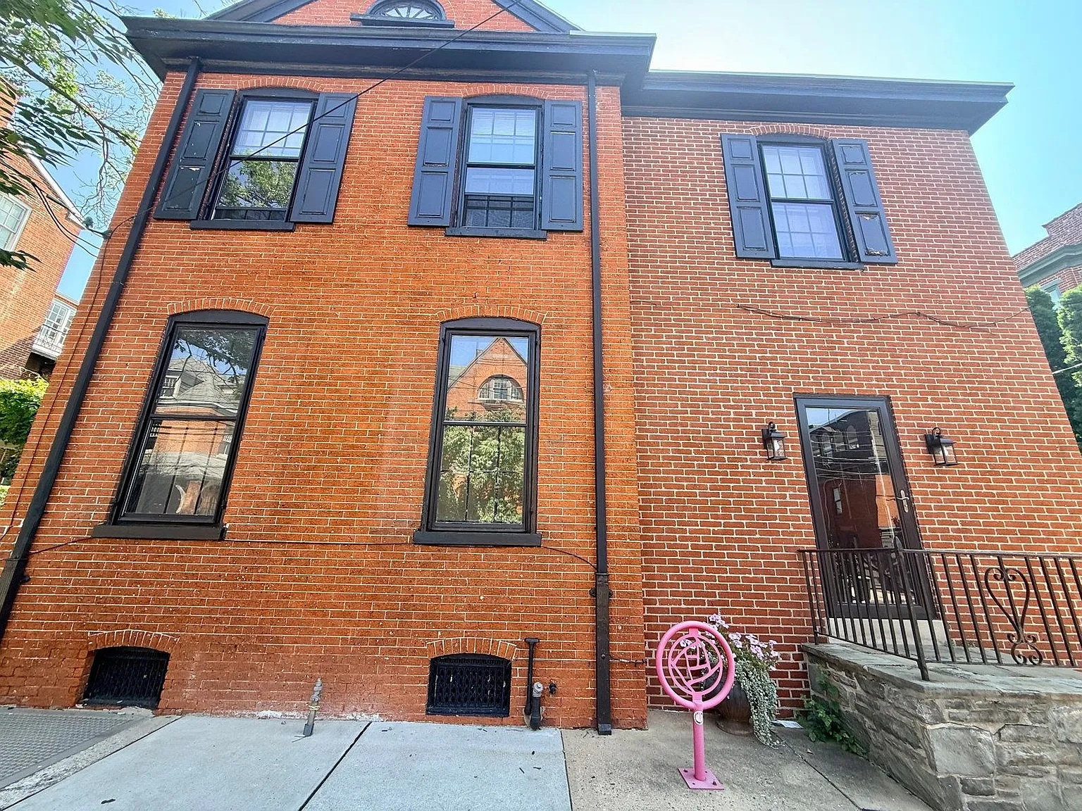 3 bed, 1.0 bath, 1300 sqft, $1,875 — Photo 1