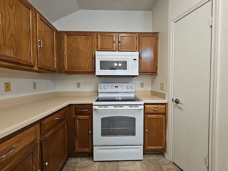 5101 Glennwood Dr — Photo 3