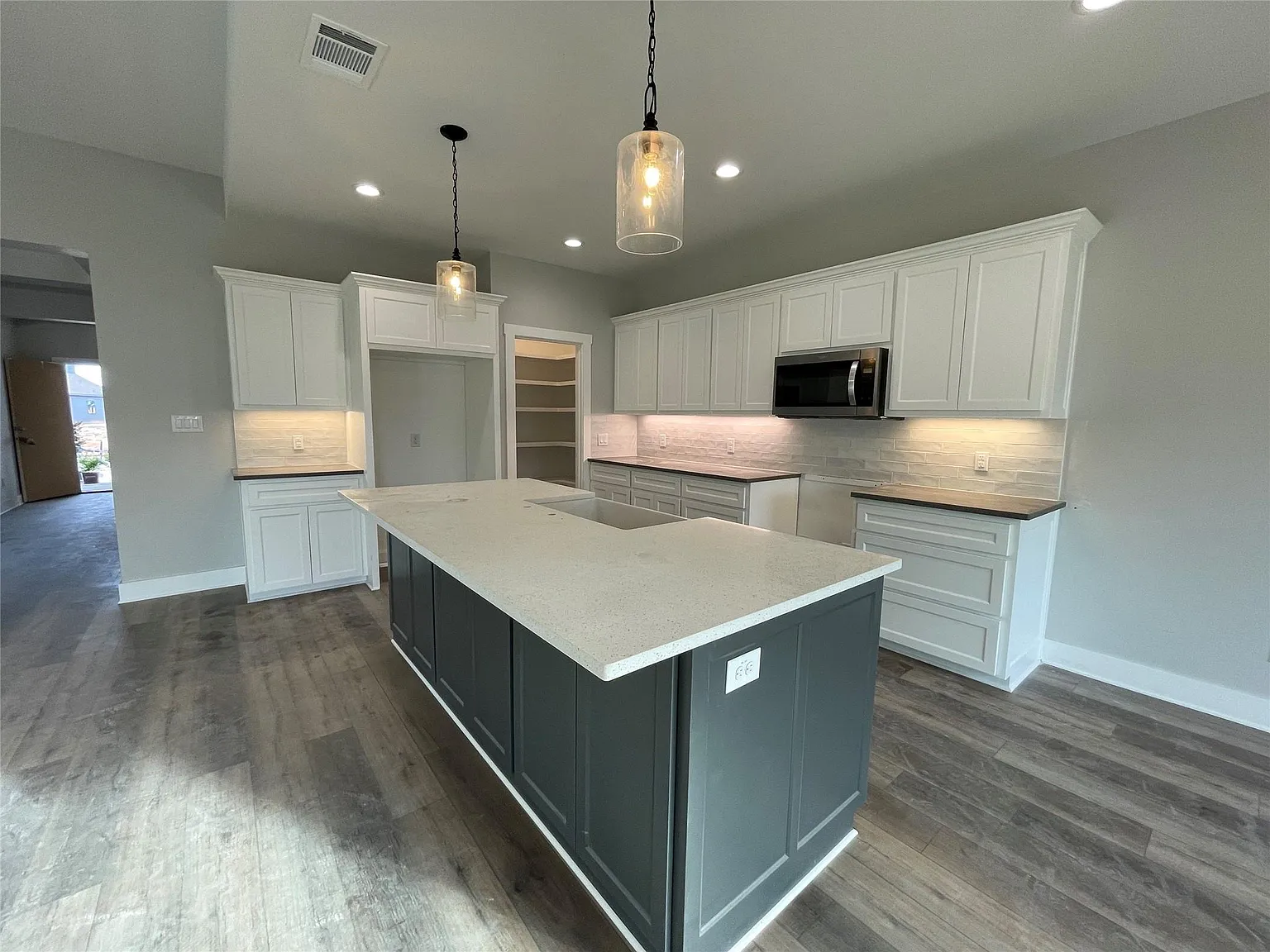 3 bed, 1700 sqft, $2,200 — Photo 2