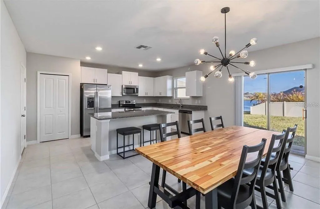 4 bed, 2.5 bath, 2635 sqft, $2,600 — Photo 2