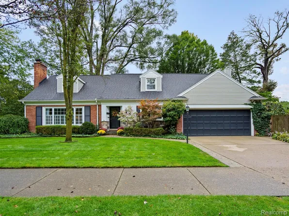 683 Lincoln Rd, Grosse Pointe, MI 48230