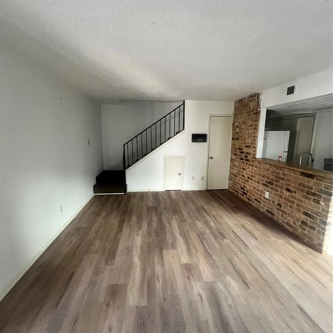 2 bed, 1.5 bath, 968 sqft, $1,250 — Photo 1