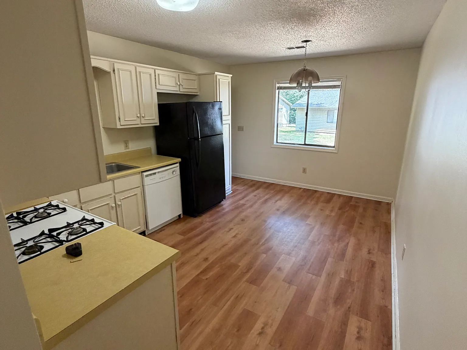 2 bed, 1000 sqft, $940 — Photo 2