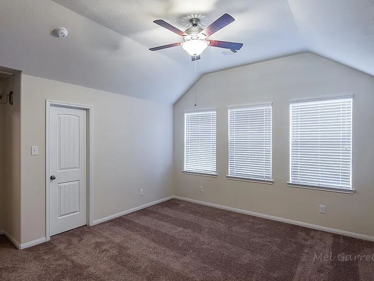 2911 Lake Dr — Photo 10