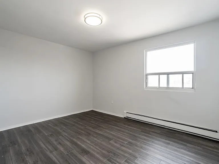 492 Springbank Dr — Photo 9