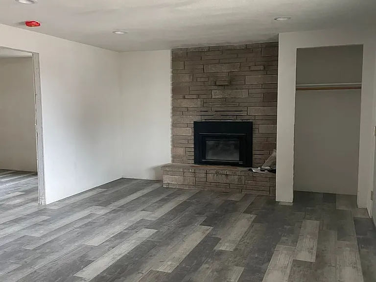 1190 N Mountain View Rd — Photo 4