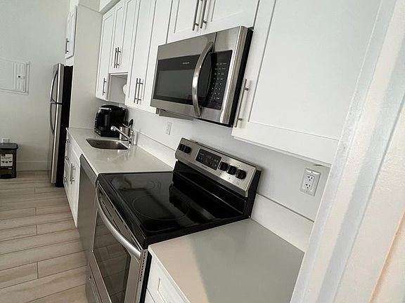 3rd image of 940 Michigan Ave #11