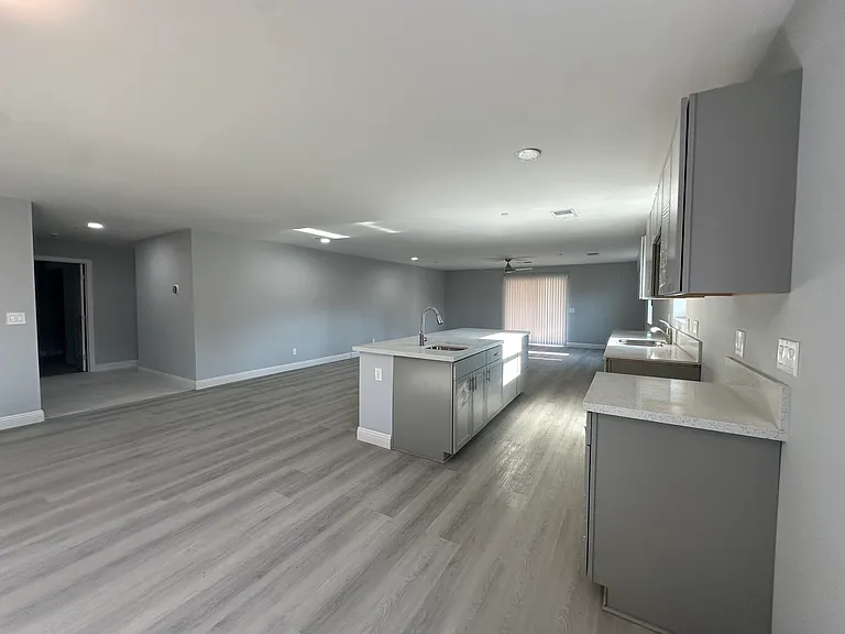 4825 Lincoln Ave — Photo 5