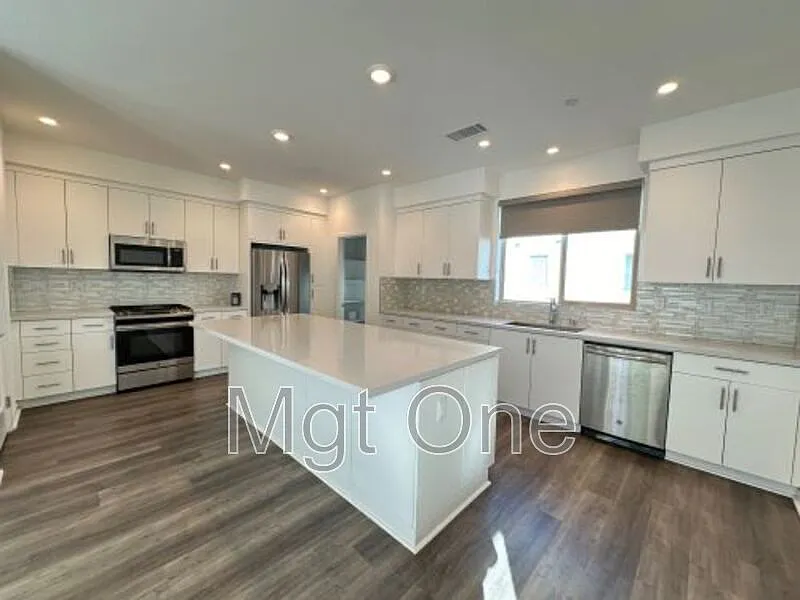 3 bed, 3.5 bath, 1838 sqft, $4,950 — Photo 2